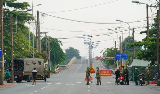 Quân đội hỗ trợ kiểm soát giãn cách khiến đường phố TP.HCM càng thêm vắng lặng