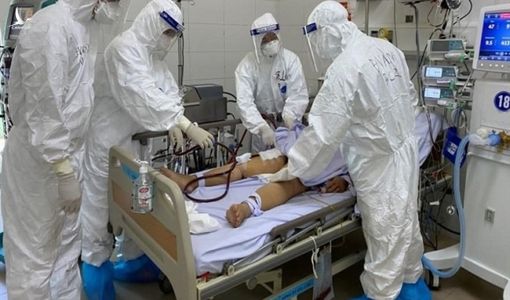 Gần 2.300 ca COVID-19 nặng ở TP.HCM đang thở máy 