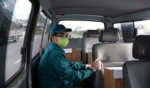 Trầm lặng trên chuyến xe đưa tro cốt đồng bào mất vì COVID-19 về nhà