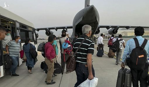 Taliban hộ tống nhân viên ngoại giao Ấn Độ về nước trong đêm