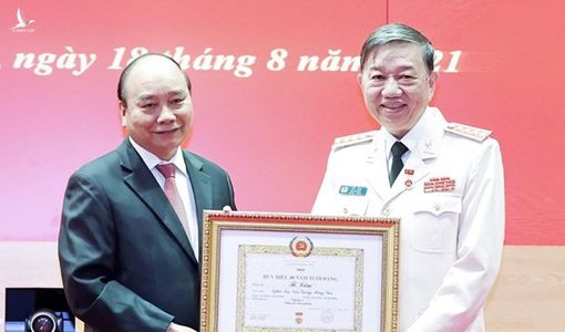 Chủ tịch nước trao Huy hiệu 30, 40 năm tuổi Đảng cho lãnh đạo Bộ Công an