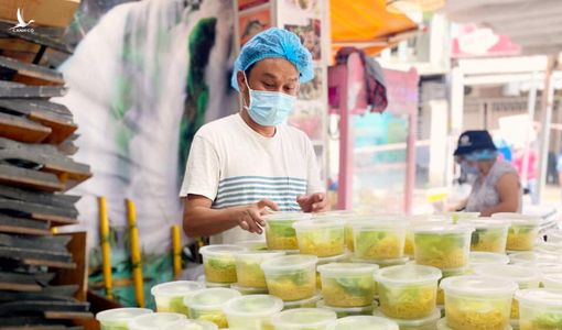 NSƯT Hữu Quốc bật khóc khi nhà có 5 người dương tính Covid-19