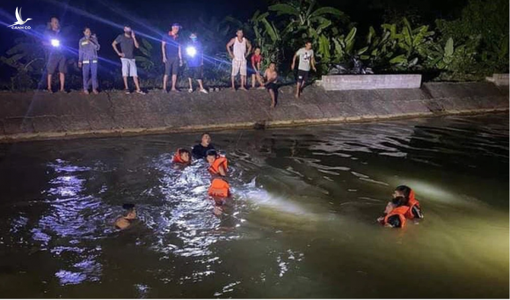 Thấy dép và xe đạp trên bờ, người dân tìm kiếm dưới nước phát hiện 3 thi thể học sinh