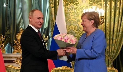 Cuộc gặp ‘chia tay’ giữa ông Putin và bà Merkel có hoa hồng, nhưng không nhượng bộ