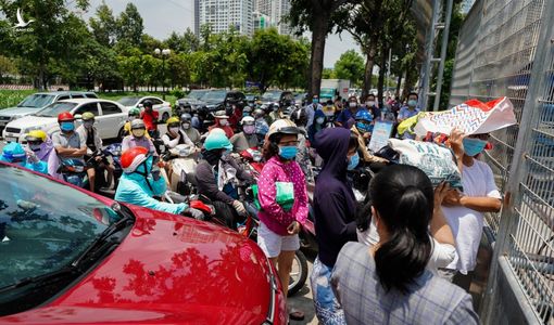 Người dân TP.HCM đổ xô đi mua hàng hóa khi có thông tin siết giãn cách