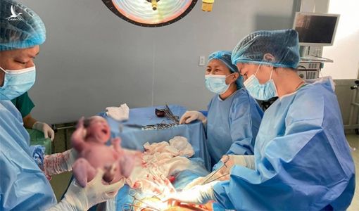 Sự thật bức ảnh 2 bé sinh đôi trong vụ bác sĩ rút máy thở