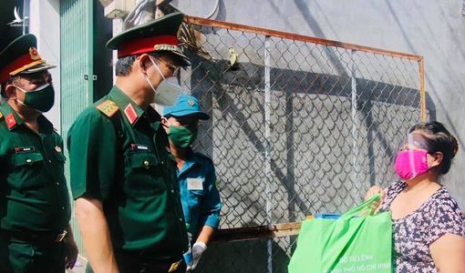 Lực lượng vũ trang quận 12 xuất quân trao hàng ngàn phần quà đến người dân