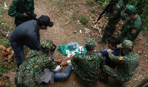 Bắt hai đối tượng trong đường dây vận chuyển 51kg vàng qua biên giới