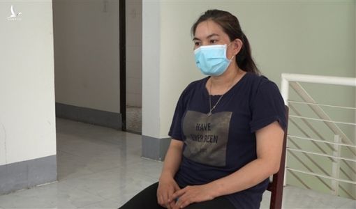 Người phụ nữ đánh công an để nhân viên ‘thông chốt’ kiểm soát COVID-19