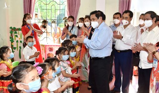 Thủ tướng: Ưu tiên hỗ trợ học sinh khó khăn không có phương tiện học trực tuyến