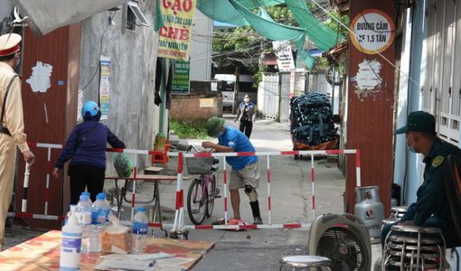 Ổ dịch chưa rõ nguồn gốc tiếp tục lây nhanh ở Hà Nam, nhân viên y tế làm việc cật lực