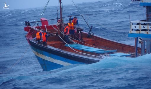 Cảnh sát biển vượt bão trong đêm liên tiếp cứu 2 tàu cá – 18 ngư dân gặp nạn