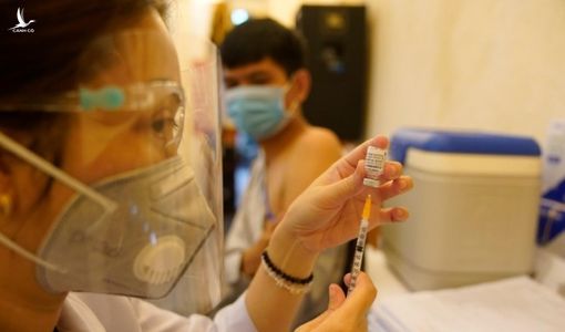 Chuyên gia đánh giá thế nào về chích vắc xin Pfizer thay mũi 2 Moderna?