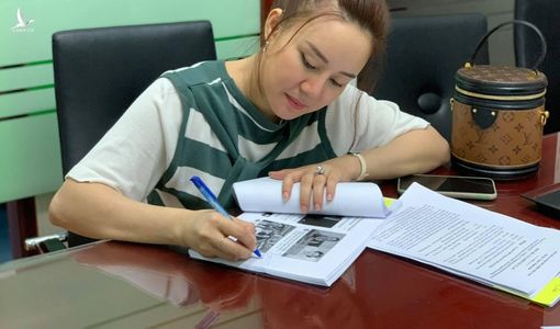 Ca sĩ Vy Oanh nộp đơn yêu cầu khởi tố bà Phương Hằng vì vu khống, xúc phạm