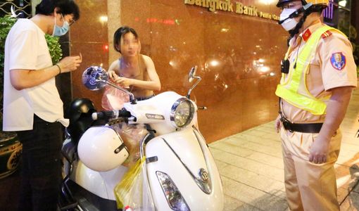CSGT xử phạt nhiều người không đeo khẩu trang ở phố Nguyễn Huệ