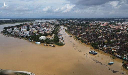 Cảnh tượng Hội An sau lũ lênh láng rác với bùn non