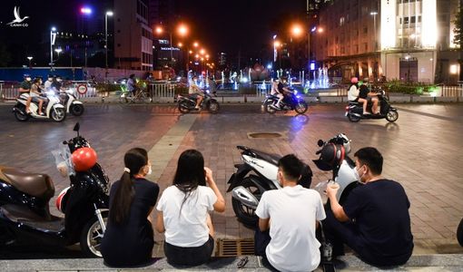 Trung tâm TP.HCM nhộn nhịp khi có nhiều người đi dạo phố, hóng mát tối 1-10