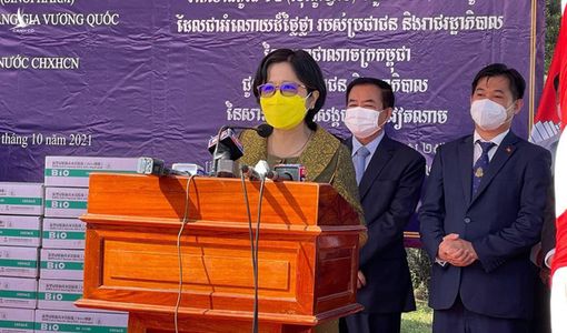 Việt Nam tiếp nhận 200.000 liều vắc xin Covid-19 từ vương quốc Campuchia