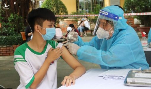 Lý do 4 học sinh phải hoãn tiêm vaccine COVID-19 trong ngày đầu triển khai