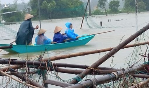Lũ lụt miền Trung: 9 người chết và mất tích, nhiều nơi chìm trong biển nước