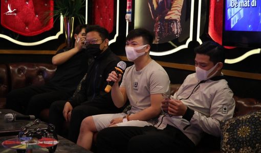 Trải nghiệm vừa đeo khẩu trang vừa hát karaoke ở TP.HCM