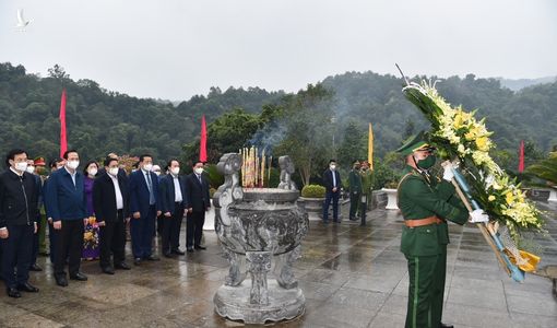 Thủ tướng Phạm Minh Chính dâng hương tưởng nhớ Bác Hồ, dự Ngày hội Đại đoàn kết với đồng bào Pác Bó