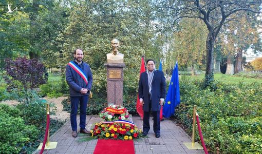 Thủ tướng Phạm Minh Chính dâng hoa tưởng nhớ Bác Hồ tại công viên Montreau TP. Montreuil
