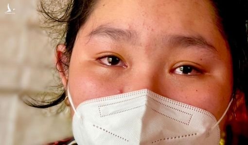 Nghẹn ngào lời nguyện cầu của bé gái mất 6 người thân vì Covid-19