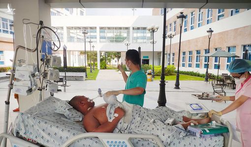 Bác sĩ lên kế hoạch dài 3 trang cứu sống cậu bé 120 kg mắc Covid-19
