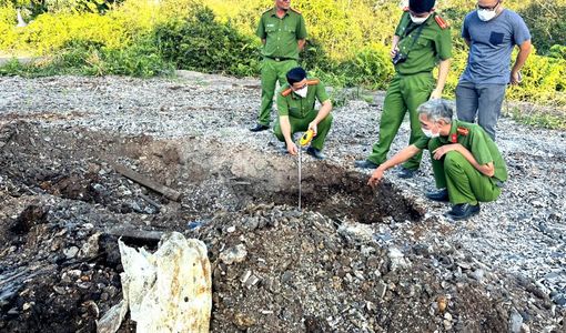 Bắt quả tang tài xế đổ trộm gần 900 tấn rác thải công nghiệp vào khuôn viên chùa