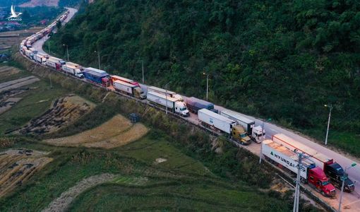 Container kẹt ở cửa khẩu Lạng Sơn, hơn 4.800 tài xế đang phải ‘ăn bờ ngủ bụi’