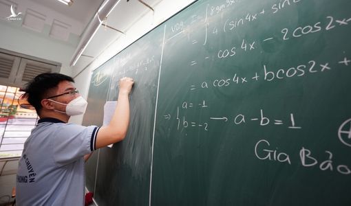 TP.HCM cho phép học sinh lớp 7, 8, 10, 11 trở lại trường từ 4/1/2022