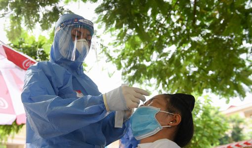 Chuyên gia: Đã đến lúc Việt Nam dừng đếm số ca Covid-19 giống Singapore