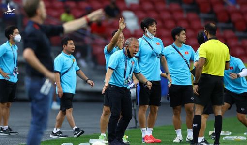 Trọng tài từ chối phạt đền ở tình huống cầu thủ Thái Lan để bóng chạm tay là đúng?