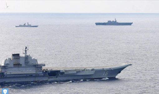 Tàu sân bay “mini” của Nhật Bản áp sát tàu Liêu Ninh của Trung Quốc
