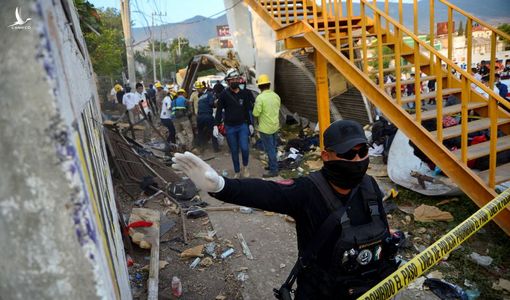 Xe tải chở người di cư bị lật làm hơn 100 người thương vong ở Mexico