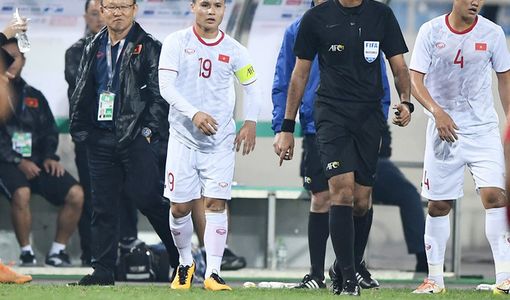 Trọng tài bắt trận Việt Nam vs Thái Lan gặp ‘chuyện khó đỡ’