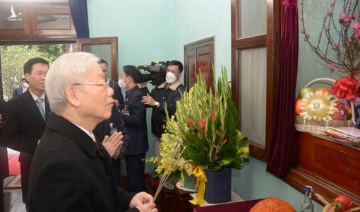 Tổng Bí thư Nguyễn Phú Trọng đọc thơ Tố Hữu tại Khu di tích Chủ tịch Hồ Chí Minh