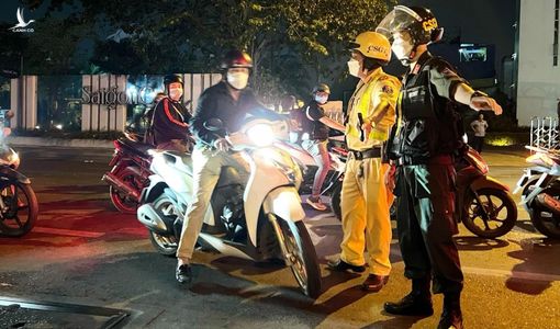 Bị CSGT thổi phạt, người vi phạm hỏi “anh biết tôi là ai không ?”