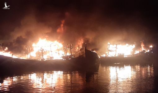 Sáng cả vùng trời cảng Ba Hòn vì cháy hàng loạt tàu cá