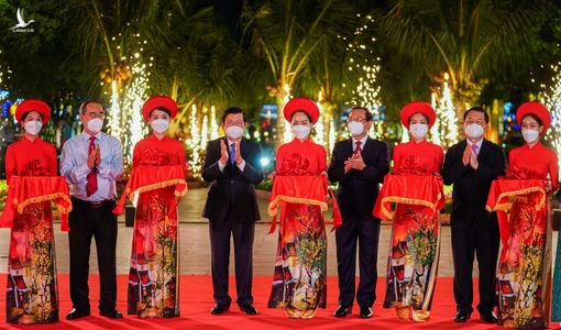 Khai mạc đường hoa Nguyễn Hiệ: Biển người đổ về chật kín ngày đầu mở cửa