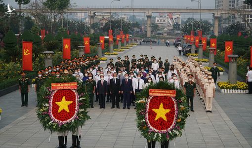 Lãnh đạo TP.HCM dâng hương tưởng niệm các anh hùng liệt sĩ nhân dịp Tết Nhâm Dần 2022