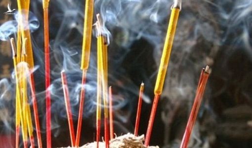 Chuyên gia nêu những “đại kỵ” khi lau dọn bàn thờ, tỉa chân nhang đón Tết