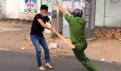 Nam thanh niên dùng gậy đánh công an ở quận 11