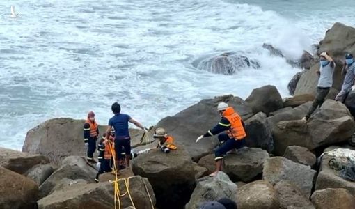 Phú Yên: 4 du khách đứng trên ghềnh đá chụp ảnh, sóng lớn kéo ra biển, 2 người chết