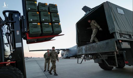 Hàng trăm tấn đạn dược và hệ thống tên lửa Stinger gửi tới Ukraine