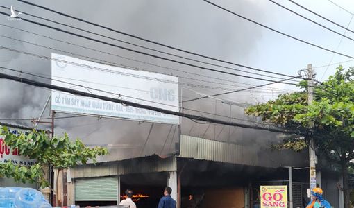 Công ty gỗ ở quận 12 cháy lớn