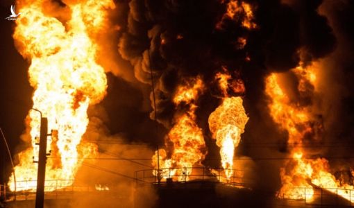 Hàng loạt kho dầu Ukraine trúng tên lửa Nga, biến thành ‘biển lửa’