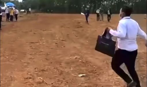 Nghèo lâu hay giàu nhanh vì đất?