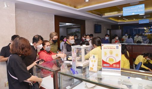 Giá vàng giảm, người Sài Gòn chen mua trước ngày vía Thần tài